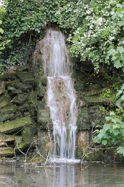 Водопад над камнями в пруд — стоковое фото