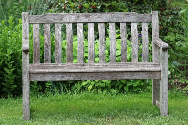 Traditional wooden park bench seat — Stock Photo, Image