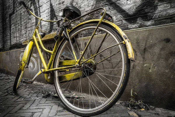在小巷中辆黄色的自行车 — 图库照片
