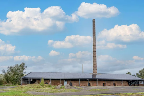 Een Oude Verlaten Steenfabriek Wijk Bij Duurstede Karakteristieke Schoorsteen Torent — Stockfoto