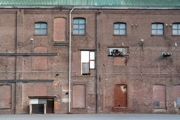 Fragment Einer Alten Verwitterten Fassade Einer Alten Fabrik Aus Mauerwerk — Stockfoto