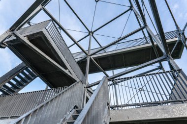 Rotterdam limanında nehre ve limana bakan çelik bir gözetleme kulesi inşaatı