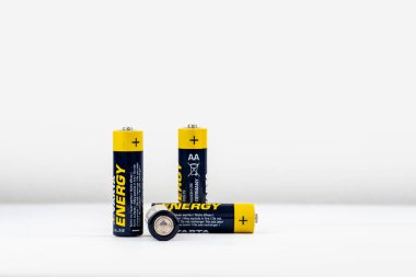 Maarssen, Hollanda - 5 Nisan 2021: Beyaz arkaplana karşı izole edilmiş bir kalem pil seti