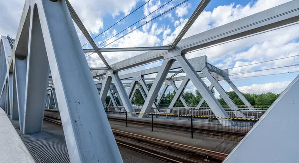 Estrutura Aço Uma Ponte Ferroviária Com Vigas Aço Colunas Arco — Fotografia de Stock