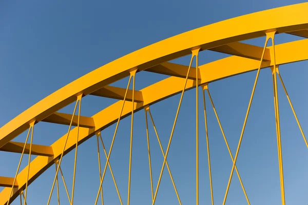 Ponte in acciaio giallo — Foto Stock