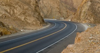dağda eğri yol