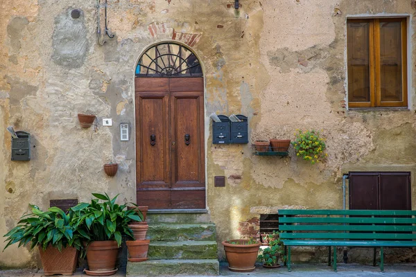 Vecchia facciata residenziale — Foto Stock