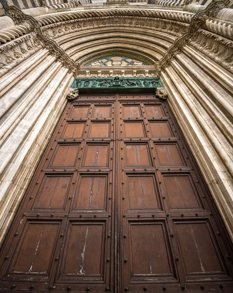 Eski kilise kapıları