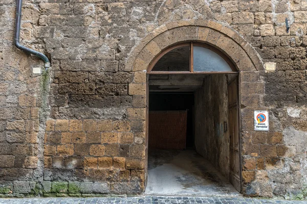 antigua puerta arqueada bloqueado por una pared de ladrillo — Foto de