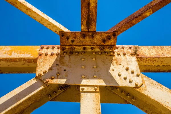 Junta de acero amarillo — Foto de Stock