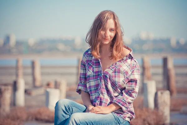 Beau portrait de fille sur un été en plein air — Photo