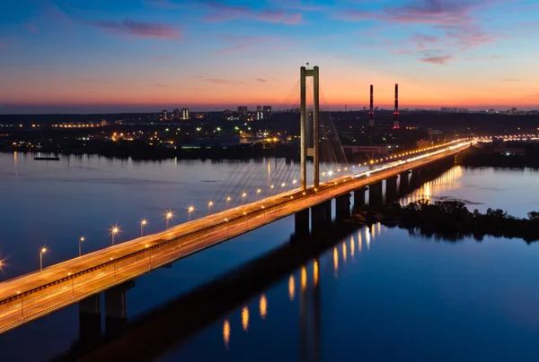 Zuid-metro brug in de avond. Kiev, Oekraïne. Kiev, Oekraïne — Stockfoto