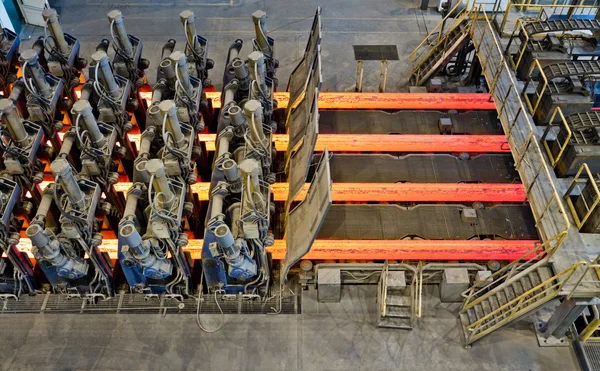 Fundición continua del metal en la planta metalúrgica — Foto de Stock