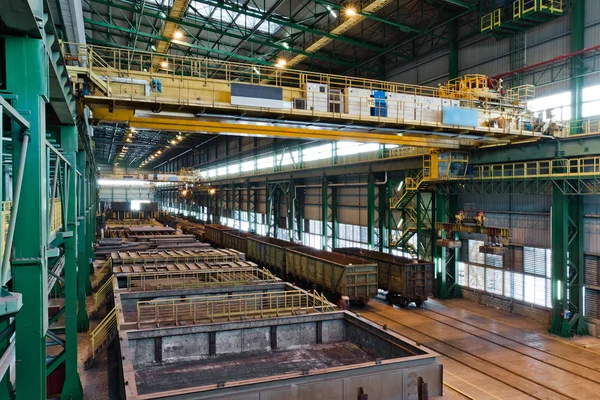 Metallurgische fabriek magazijn met kraan en spoorweg tracks — Stockfoto