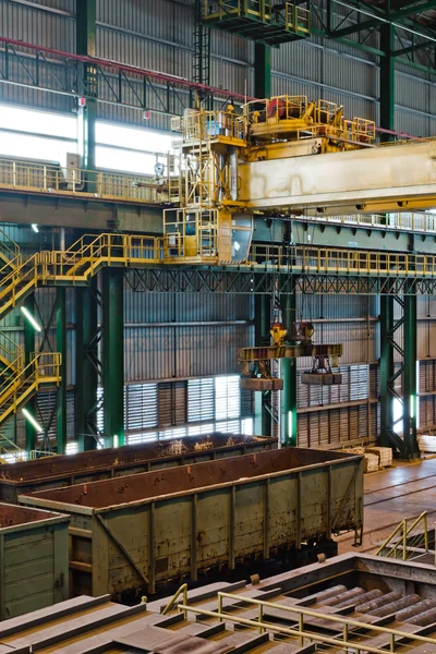 Crane with electrical magnet lift equipment at the warehouse — Stock Photo, Image