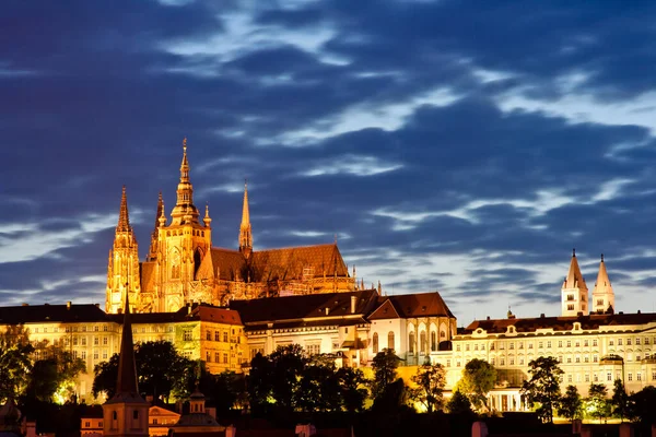 Kvällsutsikt Över Staden Vitus Katedralen Prag Tjeckien — Stockfoto