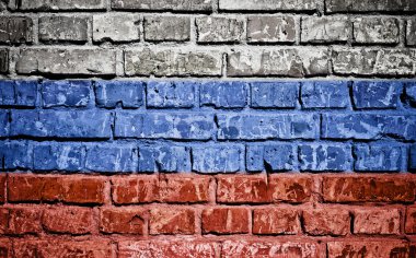 eski tuğla duvara boyalı Rusya bayrağı