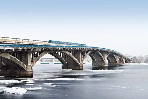 地下鉄橋。キエフ、ウクライナ。キエフ、ウクライナ — ストック写真