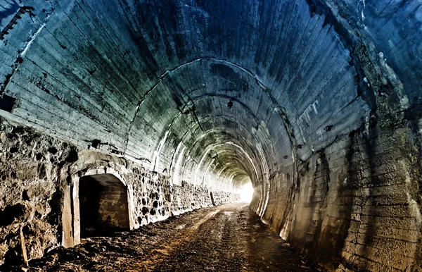 terk edilmiş tren tünel