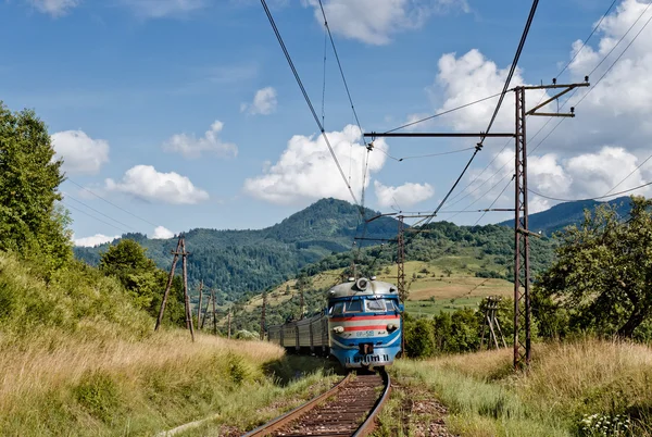 Железнодорожный поезд в горах — стоковое фото