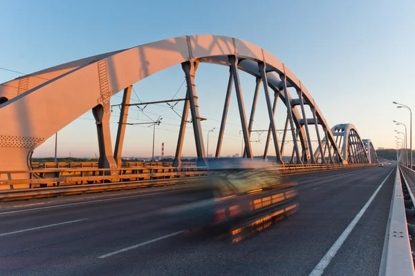 Комбинированный железнодорожный и автомобильный мост — стоковое фото