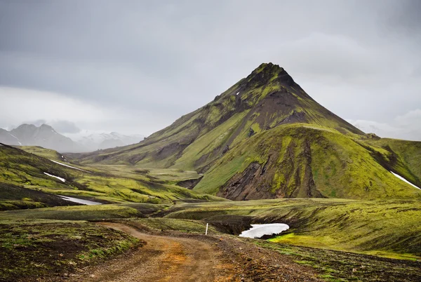 Camino en Islandia montaña volcánica — Foto de Stock