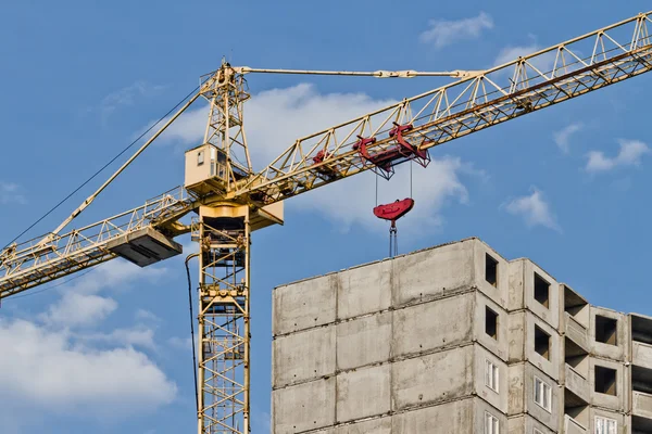 Grúa y casa en construcción — Foto de Stock