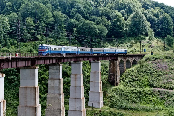 Поезд на железнодорожном мосту — стоковое фото