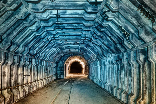 Terk edilmiş kömür madeni tünelde iç