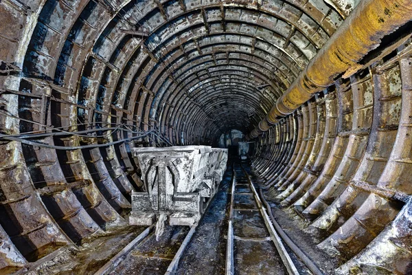 Verlaten metro tunnel. Kiev, Oekraïne. Kiev, Oekraïne — Stockfoto