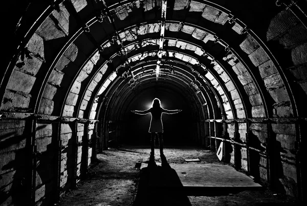 Terk edilmiş kömür madeni tünelde iç