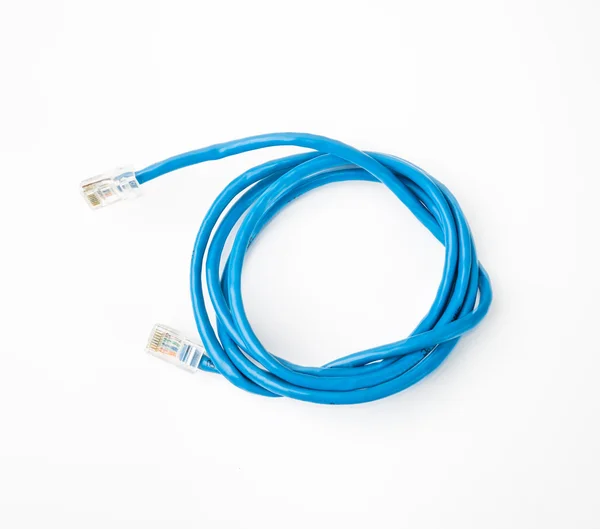 Patch kabel netwerkkabel met gegoten Rj45 stekker, geïsoleerd op een witte achtergrond — Stockfoto