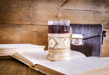 Kitap, çay bardak altlığı ve vintage fotoğraf çanta açıldı