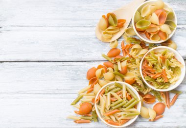 Ahşap arka plan üzerinde çeşitli kuru makarna