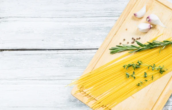 Baharat ve kuru makarna