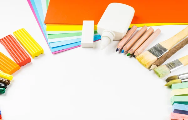 Moldura redonda de lápis, canetas de feltro e papel — Fotografia de Stock