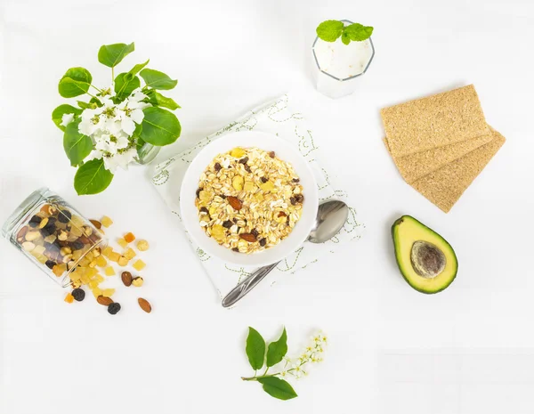 Müsli, avokado ve güler yüzlü sağlıklı organik Kahvaltı