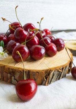 Kırmızı Kiraz ahşap plaka üzerinde