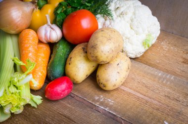 sebzeler ahşap arka planda