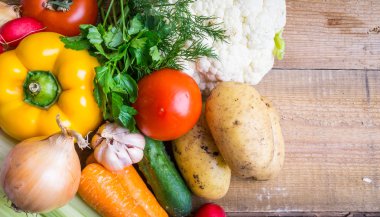 sebzeler ahşap arka planda