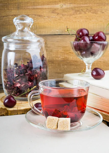 Kırmızı ebegümeci çayı ve kiraz