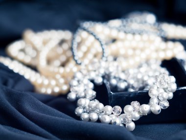 Siyah arka plan bulanık ile inci kolye