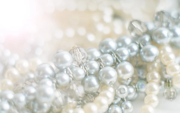 Beyaz arka plan bulanık ile inci kolye