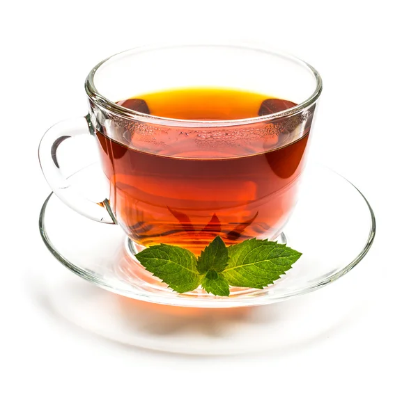 Tasse transparente de thé et feuilles de menthe sur blanc — Photo