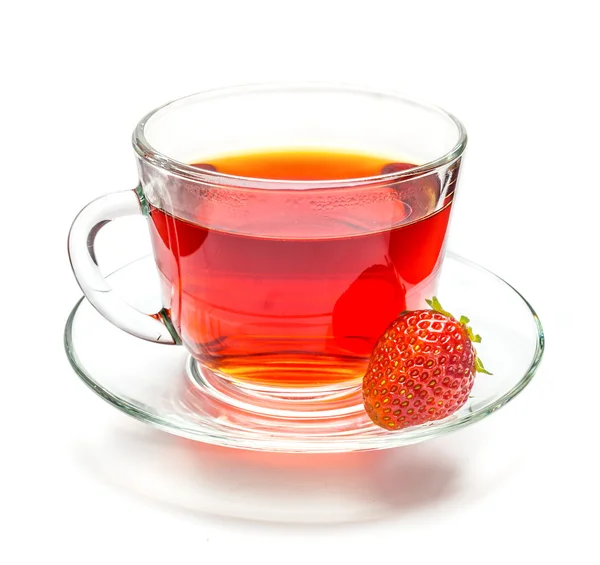 Xícara transparente de chá e morango em branco — Fotografia de Stock