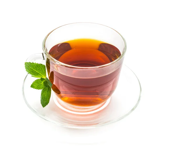 Tasse transparente de thé et feuilles de menthe sur blanc — Photo