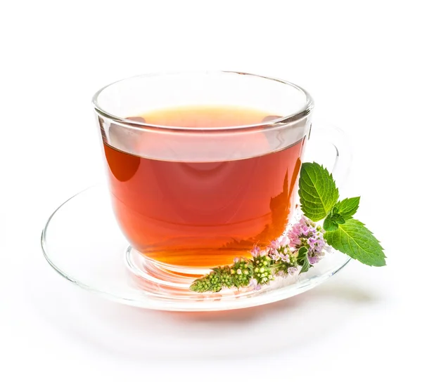 Xícara de chá preto com folhas de hortelã e flor — Fotografia de Stock