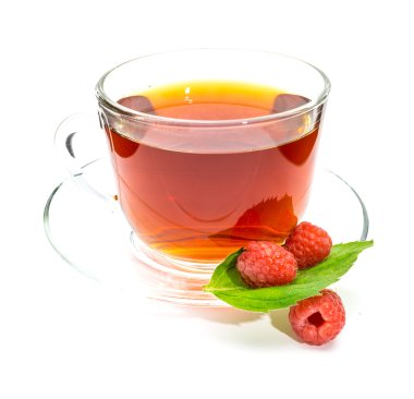 Şeffaf fincan siyah çay ve ahududu