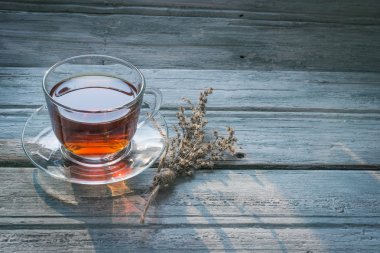 Fincan çay ve kuru dal ot