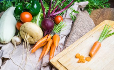 Ahşap sebze ve sackloth arka plan